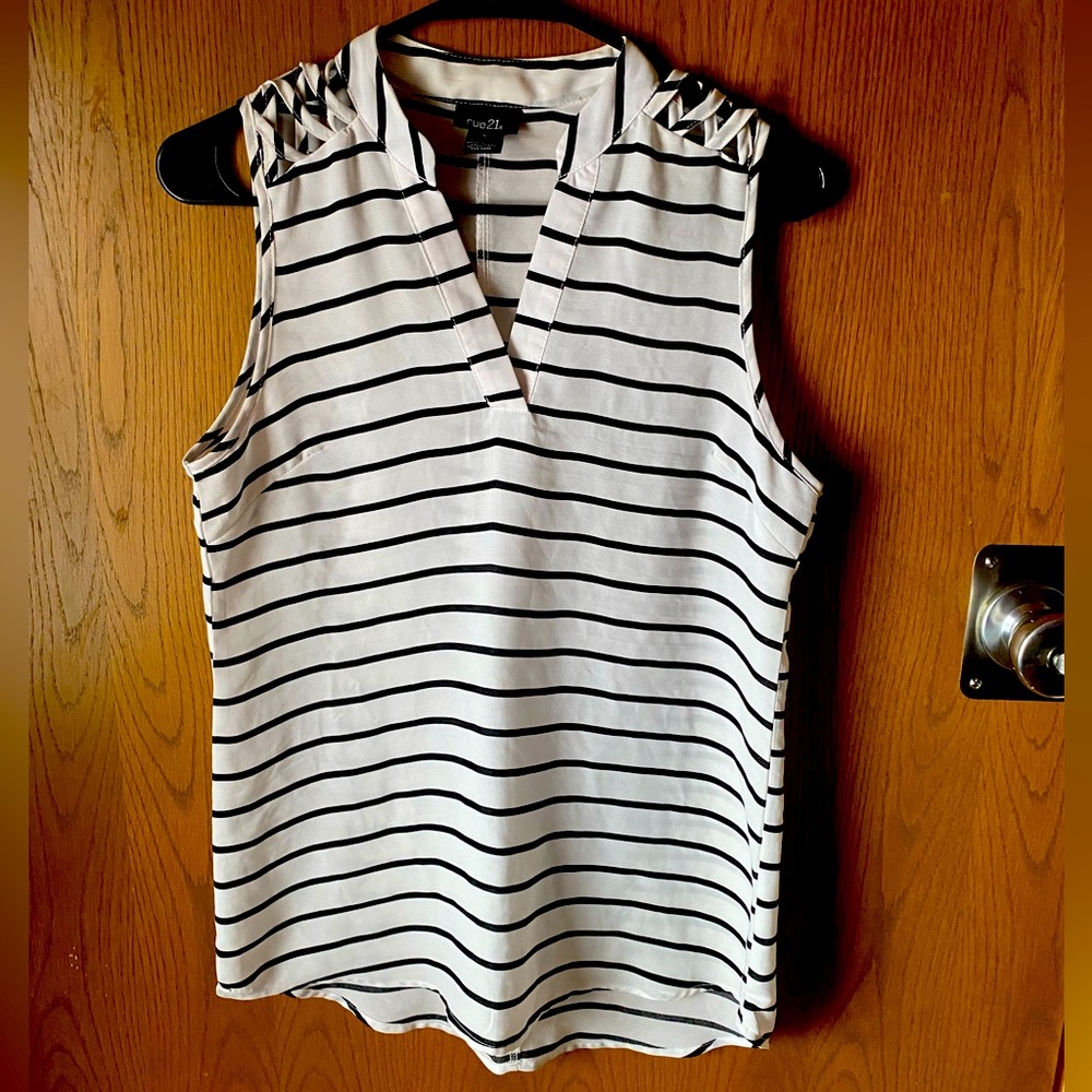 Rue 21 top